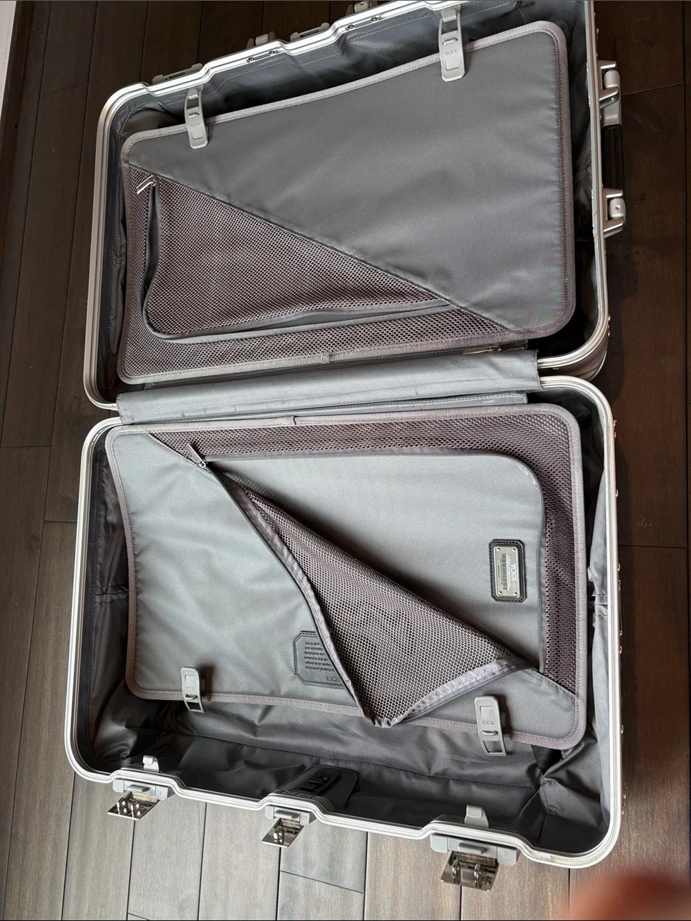 Tumi Silver Hard-Shell Spinner Luggage 25” Short Trip Packing Case Suitcase